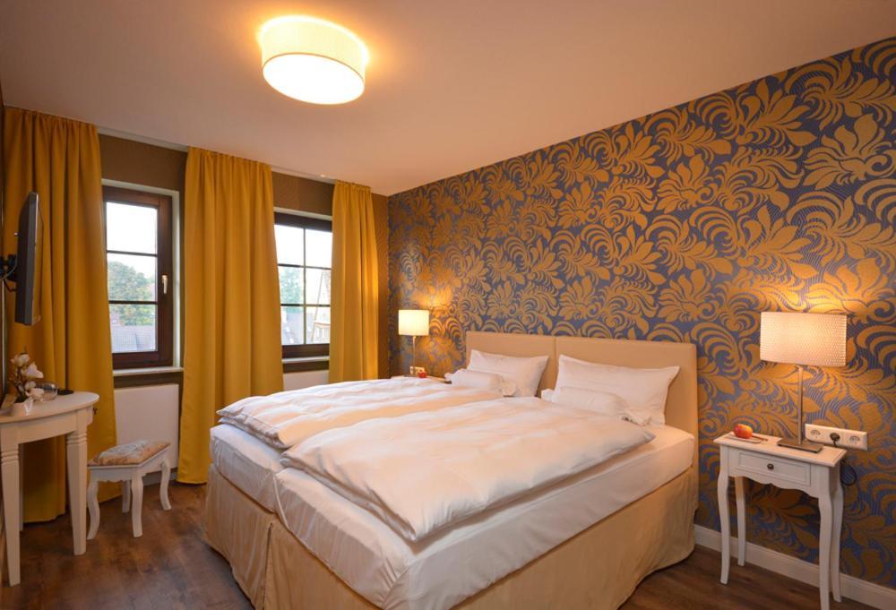 Hotel Am Kirchplatz Sachsenheim Exterior photo
